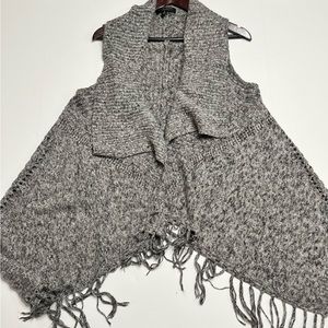 Romeo & Juliet Couture Gray Knit Open Front Sleeveless Fringe Sweater Vest S